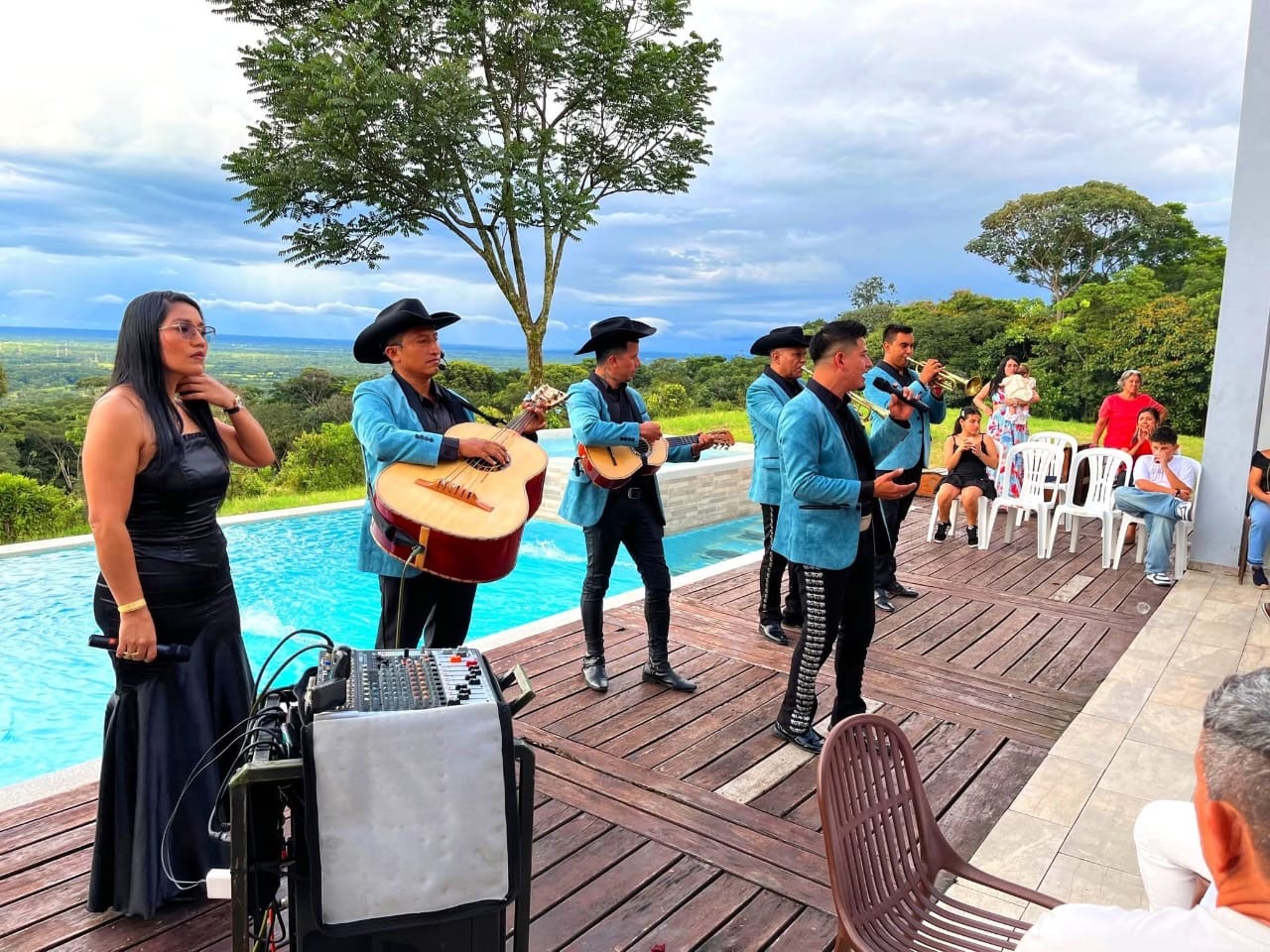 Mariachi Los Potrillos tocando en una villa privada con piscina en Mallorca