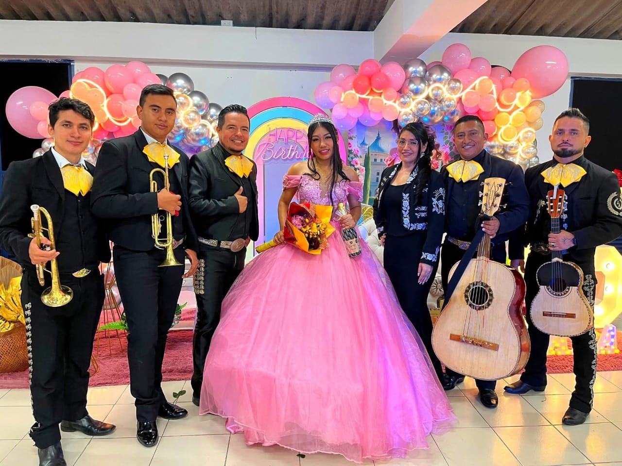 Mariachi Los Potrillos celebrando un cumpleaños con la festejada en Mallorca